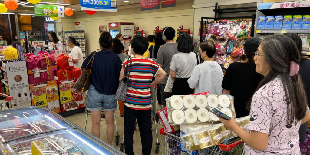 Warga Hong Kong membeli persediaan di supermarket