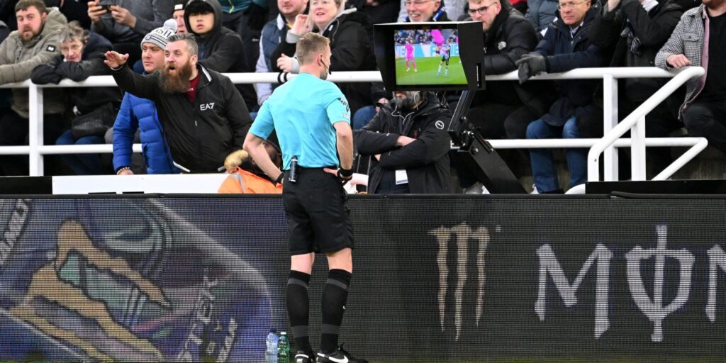 Wasit Umumkan Keputusan VAR melalui pengeras suara