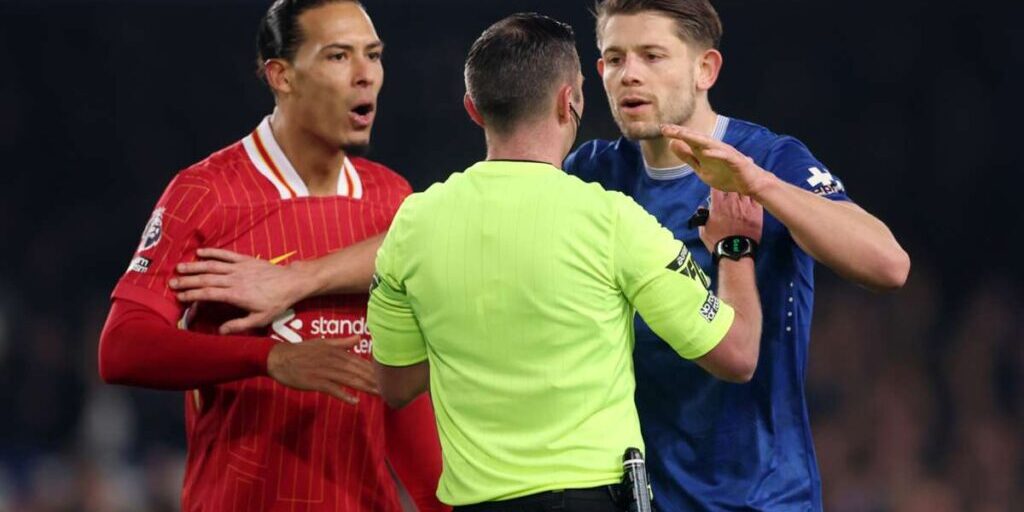 Wasit kehilangan kendali dalam derby Everton vs Liverpool