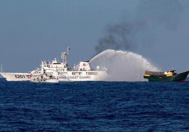 WaterCanon dari kapal patroli China mengenai kapal Filipina