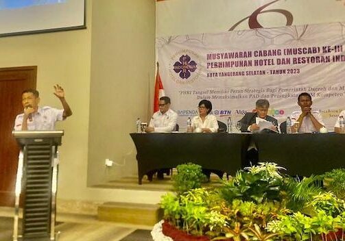 Gusri Effendi memberikan sambutan setelah aklamasi terpilih jadi Ketua PHRI Kota Tangsel periode 2023-2028 