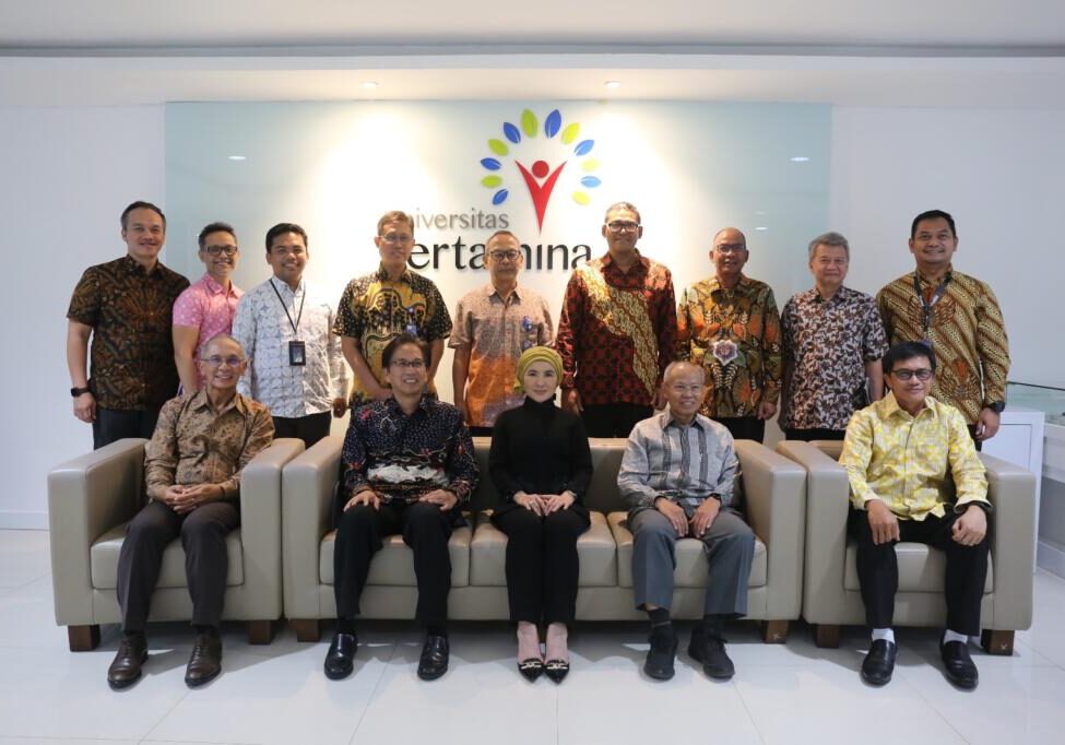 Foto bersama Dewan Penyantun, Badan Penyelenggara (Pertamina Foundation) dan Pimpinan Universitas Pertamina