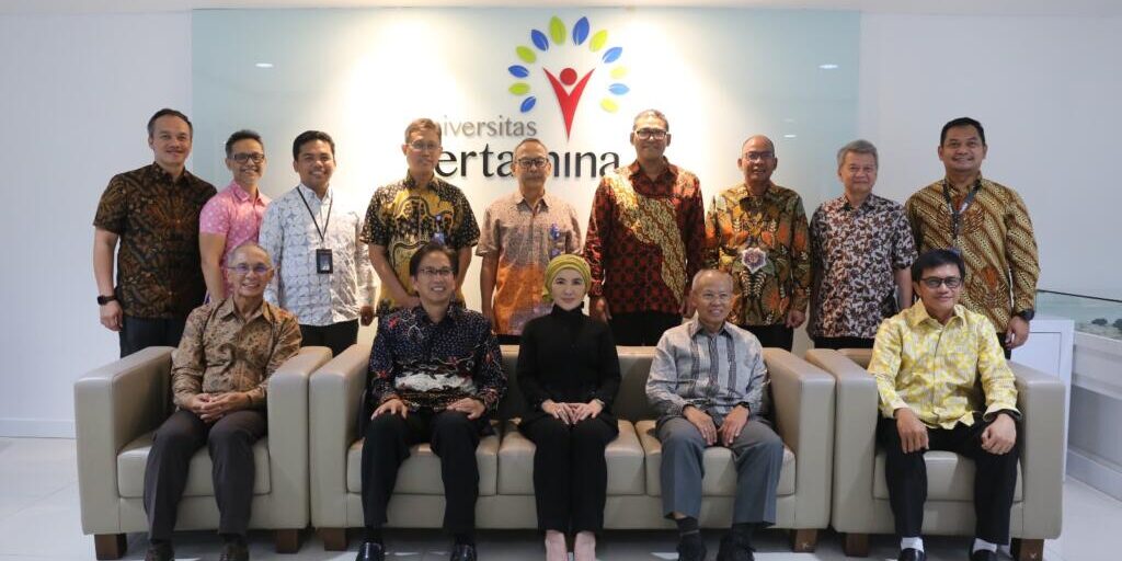 Foto bersama Dewan Penyantun, Badan Penyelenggara (Pertamina Foundation) dan Pimpinan Universitas Pertamina
