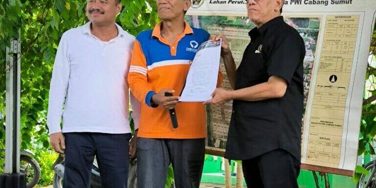 Ketua Tim Tanah PWI Sumut, Abyadi Siregar (tengah) menyerahkan data lahan kepada Ketua Umum PWI Hendry Ch Bangun disaksikan Ketua PWI Sumut Farianda Putra Sinik


