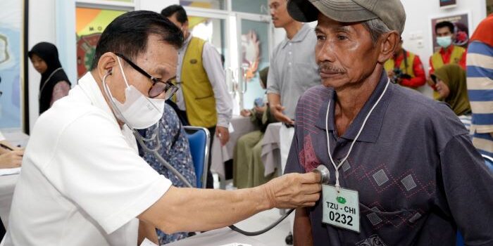 Para relawan Tzu Chi Asia Pulp and Paper (APP) Group menyelenggarakan kegiatan Bakti Sosial Kesehatan Umum 