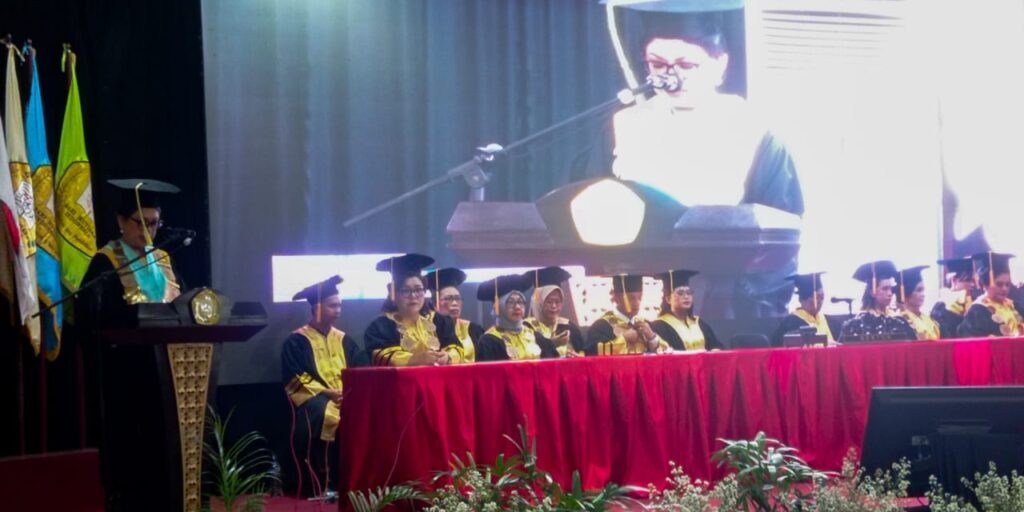 Rektor Universitas Sari Mutiara Indonesia Prof. Dr. Ivan Elisabeth Purba, SH, M.Kes memberikan pidato wisuda di IGN.Washington Purba Hall, Medan (foto:Iqbal)