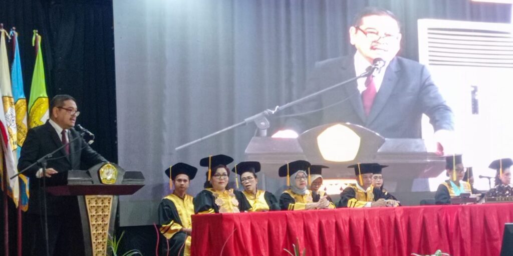 Ketua yayasan Sari Mutiara Dr. Parlindungan Purba, SH, MM memberikan sambutan pada acara wisuda USM Indonesia, Sabtu (12/07/2025) di kampus USM Indonesia. (Foto:Iqbal)