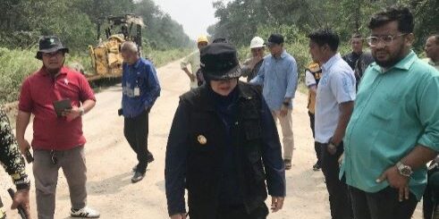 Perbaikan jalan diperbaiki Arara Abadi mendapat atensi dan kunjungan dari Bupati Siak Afni Zulkifli