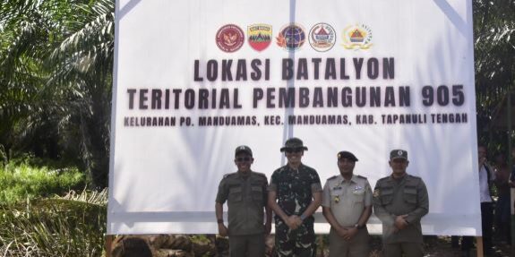 Bupati Tapteng, Masinton Pasaribu, Wabup, Mahmud Efendi, Dandim 0211/TT, Letkol Inf Fernando Batubara dan Kepala ATR/BPN Tapteng, Manaek Tua, foto bersama di lokasi rencana pembangunan Batalyon