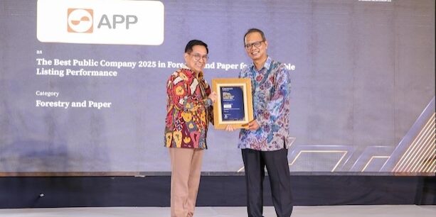 Vice Director APP Group, Irsyal Yasman menerima penghargaan Indonesia Best Public Company Awards 2025