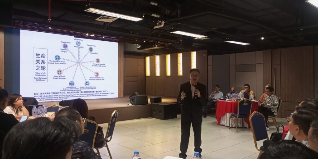 Darmin, SE, MBA, CIMBA memberikan pemaparan dalam seminar bertajuk “Money & Fortune Relationship” yang digelar di B&G Tower Lt. 3, Ruang Shofar TOD, Hotel JW Marriott, Jalan Putri Hijau No. 10, Medan, Kamis (6/8/2026)
