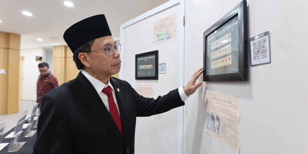 Sofyan Tan mengamati salah satu koleksi prangko bergambar Bung Karno, mulai dari era blokade/Wina tahun 1949, era Revolusi 1945–1949, hingga periode pascakemerdekaan 1950–1966 pada pameran Sosok Bung Karno. Senin  (17/8/2026)