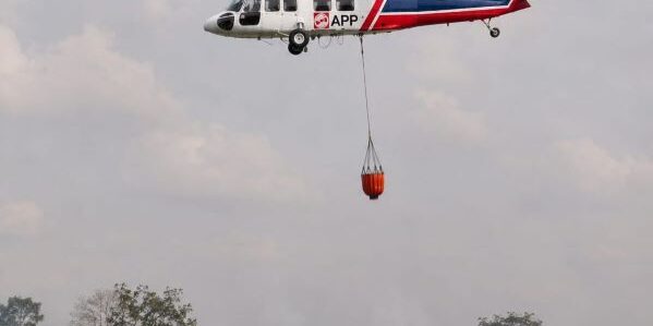 Tim Reaksi Cepat lakukan penanganan di lapangan mengerahkan dua unit helikopter water bombing