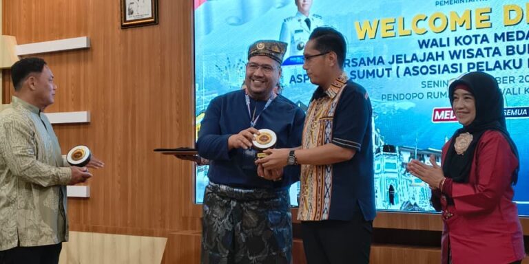 Wali Kota Medan Rico Tri Putra Bayu Waas didampingi Asisten Deputi Pemasaran Pariwisata Nusantara Kementerian Pariwisata Erwita Dianti menerima cenderamata dari Ketua ASPPI DPD Sumut Achmad Fauzi Lubis
