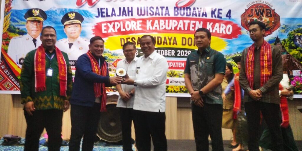 Penyerahan plakat dalam rangkaian Jelajah Wisata Budaya (JWB) ke-4 di Kabupaten Karo oleh Bupati Karo Brigjen Pol (Purn) Dr. dr. Antonius Ginting, Sp.OG., M.Kes., kepada Ketua Umum DPP ASPPI Azwani Awi. Foto: (Fadmin Malau)