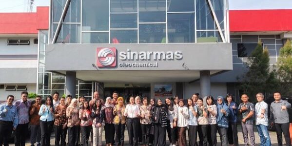 Berpose bersama sebelum menghujani trainer dengan belasan pertanyaan


