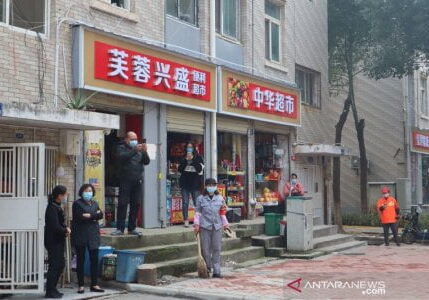 Aktivitas masyarakat di kampung percontohan anti-COVID di Distrik Donghu, Wuhan, Provinsi Hubei, China