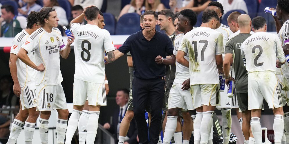 Xabi Alonso ditengah pemain Real Madrid