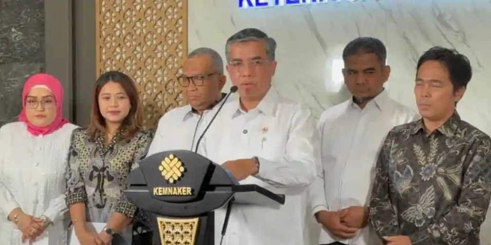 Menteri Ketenagakerjaan Yassierli saat mengumumkan surat edaran bekerja dari rumah (WFH) untuk karyawan swasta, BUMN dan BUMD di kantornya di Jakarta, Rabu (1/4/2026).  


