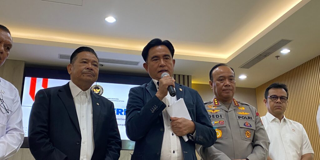 Menteri Koordinator Bidang Hukum, HAM, Imigrasi dan Pemasyarakatan (Menko Kumham Imipas) Yusril Ihza Mahendra (tengah) saat konferensi pers di Kantor Kemenko Kumham Imipas, Jakarta, Senin (8/9/2025). 