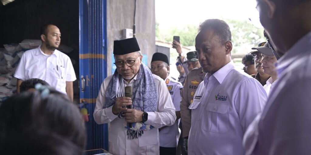 Menteri Koordinator Bidang Pangan Zulkifli Hasan saat mengunjungi kios pupuk (Foto: Pupuk Indonesia)