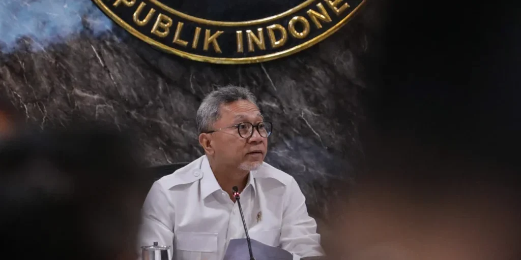 Menteri Koordinator Bidang Pangan Zulkifli Hasan memberikan paparan saat Rapat Koordinasi Terbatas Koperasi Desa/Kelurahan Merah Putih (KDMP) di Jakarta, Rabu (14/10/2026)

