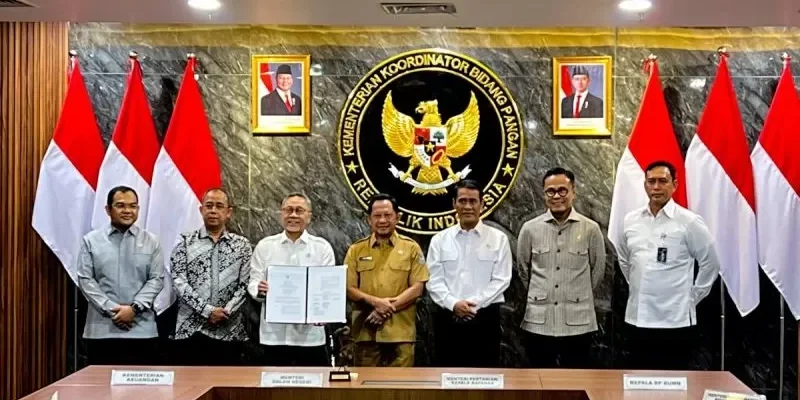 Menko Pangan Zulkifli Hasan bersama Mentan Andi Amran dan Mendagri Tito Karnavian usai saksikan penandatanganan SKB percepatan pembangunan gudang Bulog di Jakarta, Selasa (11/11/2025). (ANTARA/Harianto)