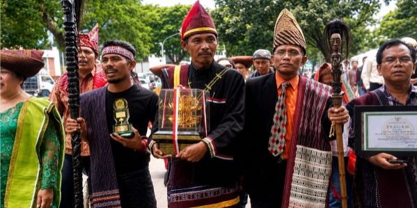 Wilmar Simanjorang (memakai TONGKSAT BALEHAT), Marandus Sirait (TONGKAT TUNGGAL PANALUAN) dan Hasoloan Manik, berjalan kaki mengenakan pakaian adat Batak ke Istana Presiden di Jakarta mengembalikan penghargaan Kalpataru dan Wana Lestari yang mereka terimah dari Pemerintah dalam rangka menyurakan kerusakan ekosistim Kawasan Danau Toba