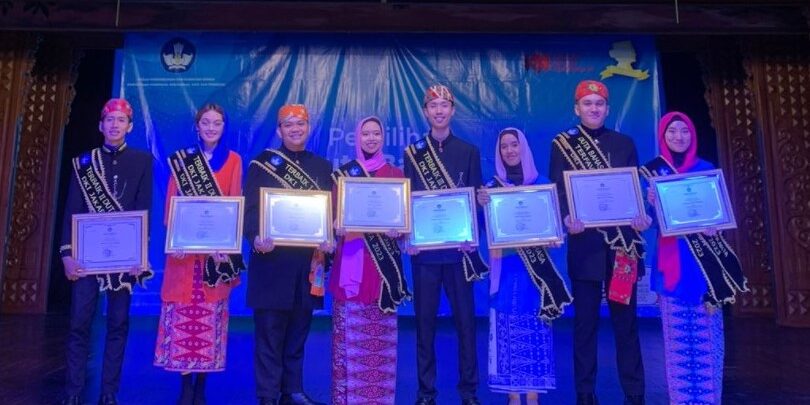 Sesi foto bersama para finalis 8 besar Duta Bahasa DKI Jakarta tahun 2023