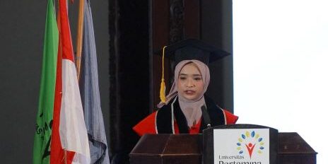 Rissa sebagai wisudawan terbaik menyampaikan orasi

