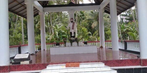 Tugu Raja Uti anak sulung dari Guru Tatea Bulan dan cucu Si Raja Batak berasal dari Pusuk Buhit berada di Desa Labu Tuo Kecamatan Andam Dewi Kabupaten Tapanuli Tengah. (Foto: Fadmin Malau)

