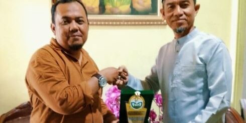 Ketua Prodi Manajemen Dakwah STAIN Madina Dr. Datuk Imam Marzuki, M.A menyerahkan plakat kepada pemateri dari Malaya, Muslihun Nasir Lc, MA