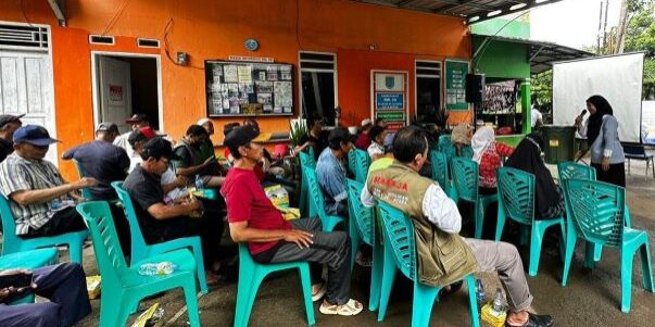 Masyarakat di wilayah penyangga Jakarta, RW 09 Kelurahan Cipayung Jaya, Depok, menjadi kelompok mengantisipasi dampak