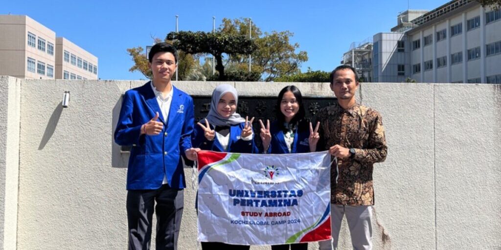 Tiga mahasiswa UPER dan Ketua Program Studi Teknik Logistik UPER dalam kegiatan Short Course di Kochi University
	
