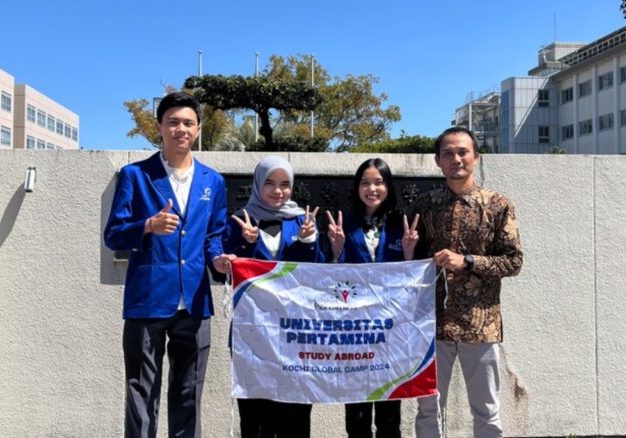 Tiga mahasiswa UPER dan Ketua Program Studi Teknik Logistik UPER dalam kegiatan Short Course di Kochi University
	
