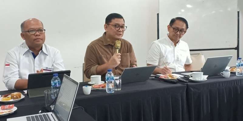 Kepala Grup Departemen Pengelolaan Moneter dan Aset Sekuritas (DPMA) Bank Indonesia (BI), Ramdan Denny Prakoso (tengah) 
