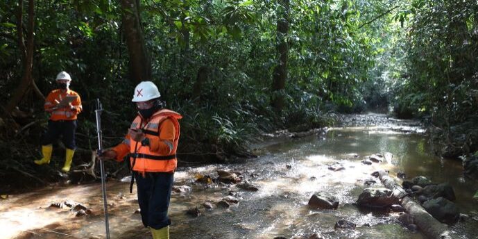 Pemantauan mutu air sisa proses Tambang Emas Martabe dilakukan setiap bulan. (Foto: Website AR)