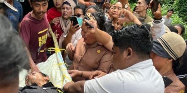 Korban ambulans masuk jurang di Dairi dievakuasi warga dari ‘medan’ yang berat