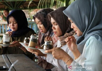 Sejumlah pengunjung menikmati kopi terbalik (kopi khop) khas Meulaboh di salah satu warung kopi tradisional Desa Suak Ribe, Johan Pahlawan, Aceh Barat, Aceh, Sabtu (30/1/2021). ANTARA FOTO/Syifa Yulinnas/aww.