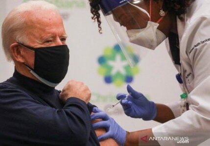 Joe Biden, yang saat itu masih menjadi presiden terpilih Amerika Serikat, mendapat suntikan vaksin anti penyakit virus corona (COVID-19) di ChristianaCare Christiana Hospital, di Newark, Delaware, Amerika Serikat, Senin (21/12/2020)