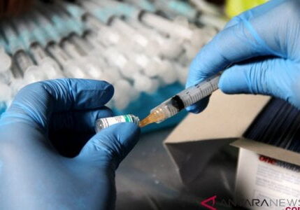 Petugas medis menyiapkan vaksin untuk disuntikkan ke pasien