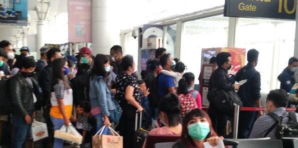 Antrian penumpang masuk ke pesawat lewat Gate 10 di terminal bandara Kualanamu di Sumatera Utara. (Foto: Fadmin Malau)