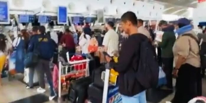 Bandara Kualanamu dipadati penumpang tidak seperti hari biasanya dan kesibukan penerbangan terlihat lebih sibuk. (Foto: Fadmin Malau)
