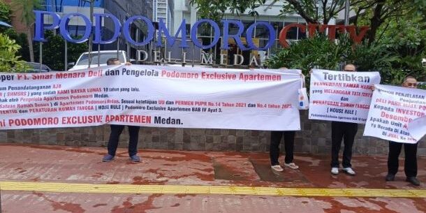 Warga Apartemen Podomoro City Deli Medan menggelar aksi demo


