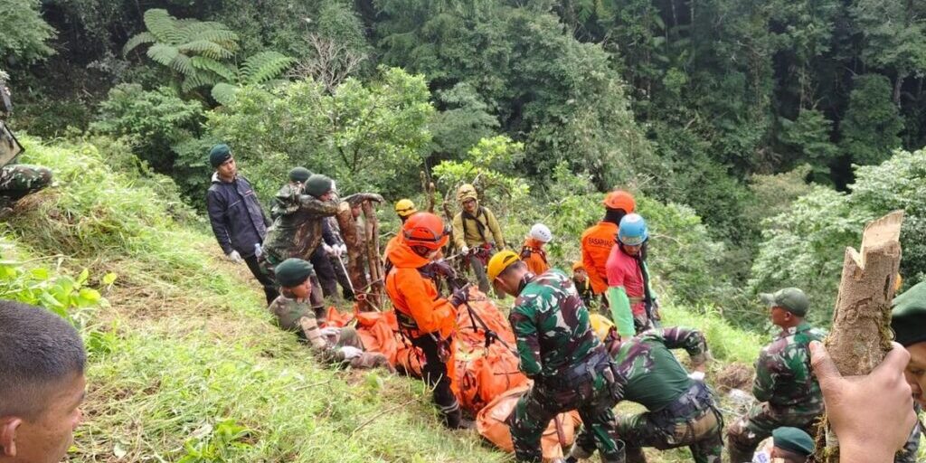 Tim SAR gabungan evakuasi korban pesawat ATR 42-500 dari pegunungan Bulusaraung, Pangkep-Maros, Jumat (23/1/2026).(Dok Tim SAR )

