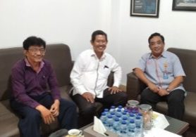 KCU Medan PT Pos Indonesia Anton Crisna Sutantyo (Kanan) bersama PD Filateli Sumut


