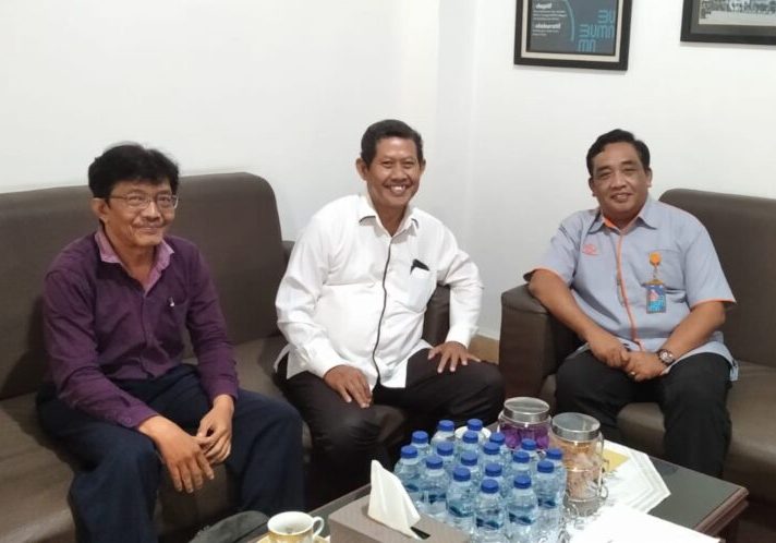 KCU Medan PT Pos Indonesia Anton Crisna Sutantyo (Kanan) bersama PD Filateli Sumut


