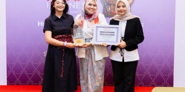 Tiga mahasiswa Prodi Komunikasi UPER, Mutiara Permatasari, Ni Wayan Listyawati, dan Regitha Nur Azizah, Juara 1 kategori Next Gen. PR Strategy dalam Konvensi Humas Indonesia. (Foto: dok. Humas UPER)

