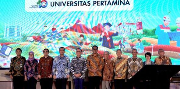 Foto bersama jajaran pimpinan PT Pertamina (Persero), Pertamina Foundation dan Universitas Pertamina. (Foto: Humas UPER)