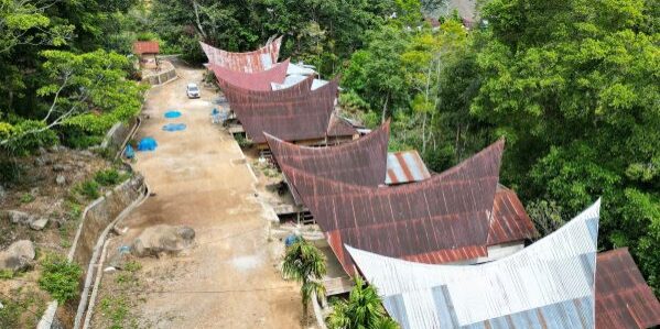 
Rumah Batak di Sosor Mamunka Desa Hutaginjang Kabupaten Samosir berjejer menghadap ke timur dolok Pusuk Buhit
